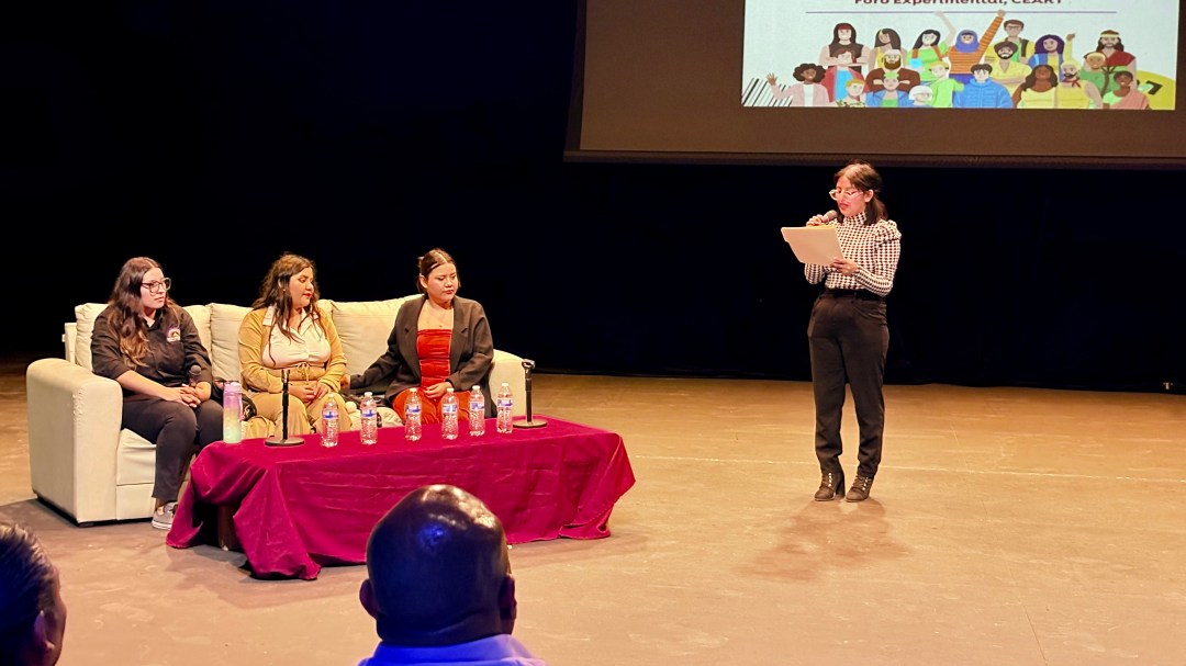 Apertura del conversatorio ‘Visibilidades Múltiples’. En la foto: Kendra Zusette Domínguez Ramírez (Dirección de Diversidad e Inclusión Social) y panelistas.