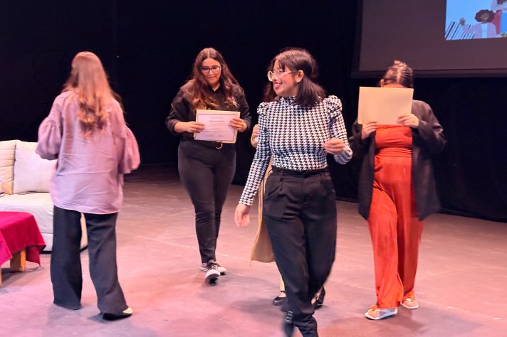Kendra y panelistas conversan y se acomodan para una fotografía al cierre del conversatorio.